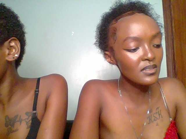 le modèle Sweet-loves est en webcam porno dans un show sur le site bongacams, il possède les tags suivants: Ebony,Brunette,Trimmed