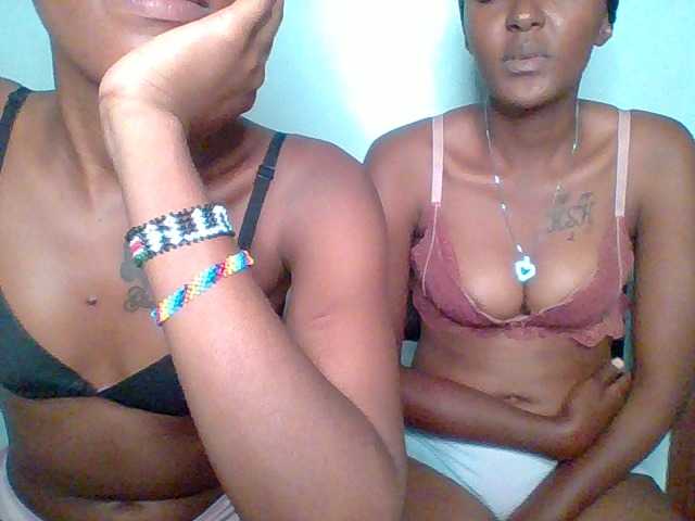 le modèle Sweet-loves est en webcam porno dans un show sur le site bongacams, il possède les tags suivants: Ebony,Brunette,Trimmed