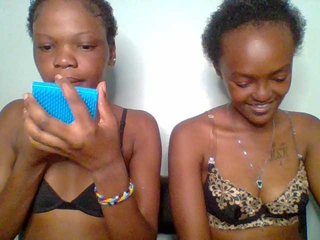 le modèle Sweet-loves est en webcam porno dans un show sur le site bongacams, il possède les tags suivants: Ebony,Brunette,Trimmed