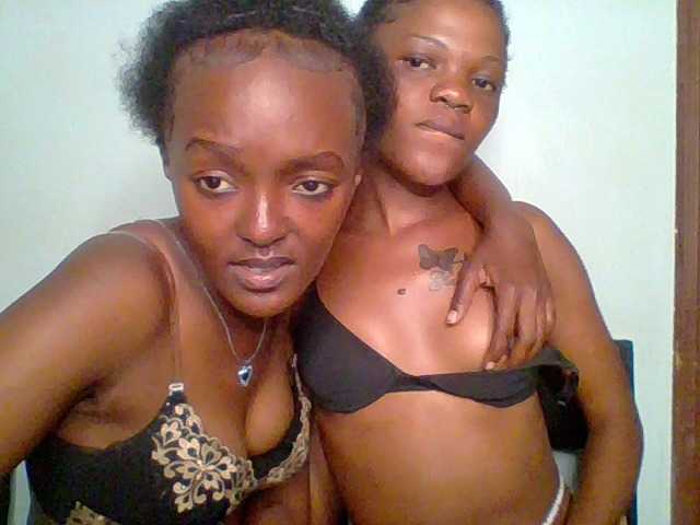 le modèle Sweet-loves est en webcam porno dans un show sur le site bongacams, il possède les tags suivants: Ebony,Brunette,Trimmed