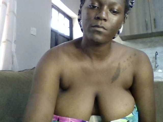 le modèle Sexybunnyz est en webcam porno dans un show sur le site bongacams, il possède les tags suivants: Ebony,Brunette,Trimmed