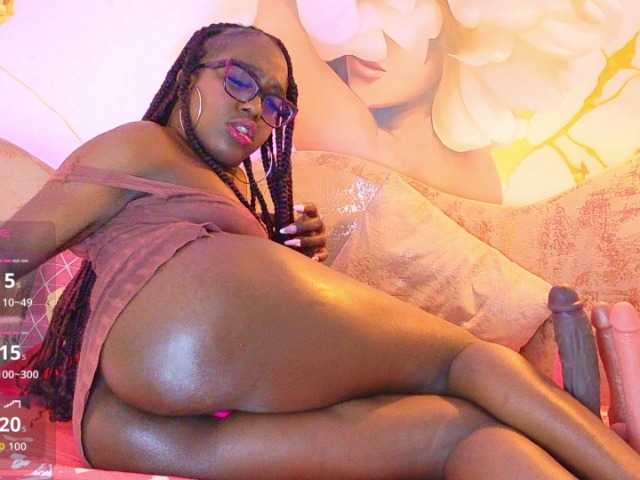 nylaroyale live cam on BongaCams