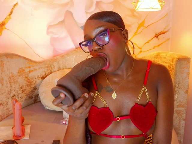 nylaroyale live cam on BongaCams