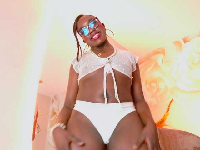 nylaroyale live cam on BongaCams