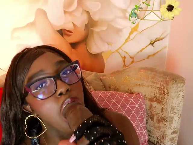 nylaroyale live cam on BongaCams