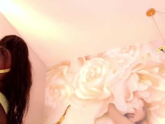 nylaroyale live cam on BongaCams