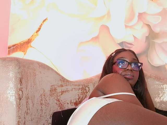 nylaroyale live cam on BongaCams