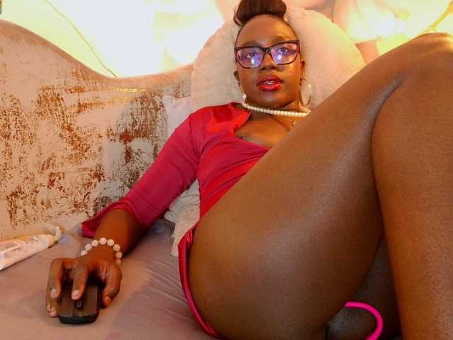nylaroyale live cam on BongaCams