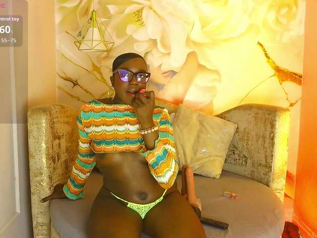 nylaroyale live cam on BongaCams