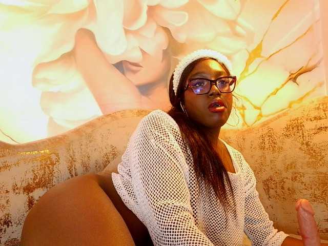 nylaroyale live cam on BongaCams
