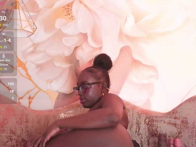 nylaroyale live cam on BongaCams