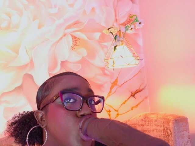 nylaroyale live cam on BongaCams