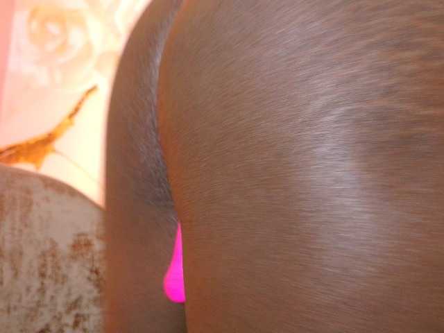 nylaroyale live cam on BongaCams