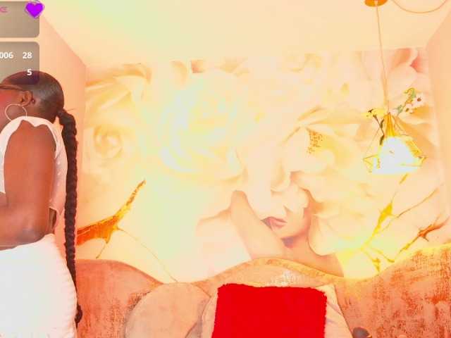 nylaroyale live cam on BongaCams