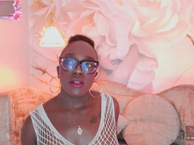 nylaroyale live cam on BongaCams