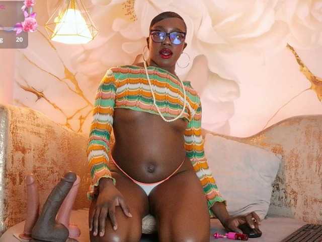 nylaroyale live cam on BongaCams