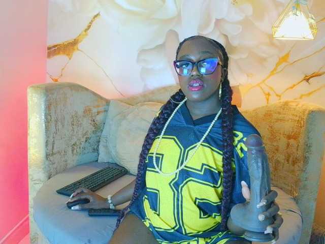 nylaroyale live cam on BongaCams