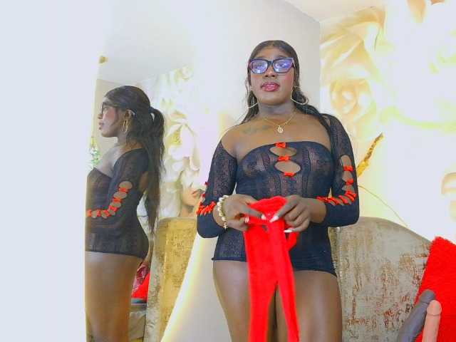 nylaroyale live cam on BongaCams