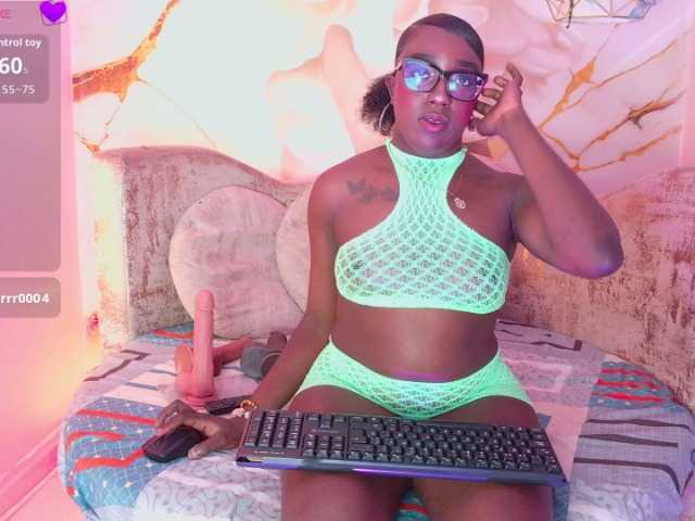 nylaroyale live cam on BongaCams