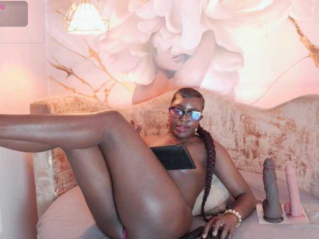 nylaroyale live cam on BongaCams