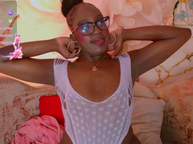 nylaroyale live cam on BongaCams