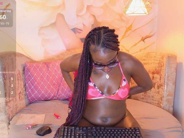nylaroyale live cam on BongaCams