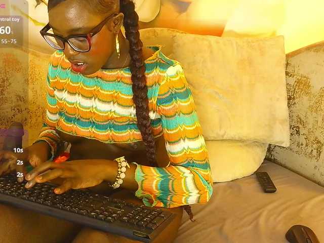 nylaroyale live cam on BongaCams