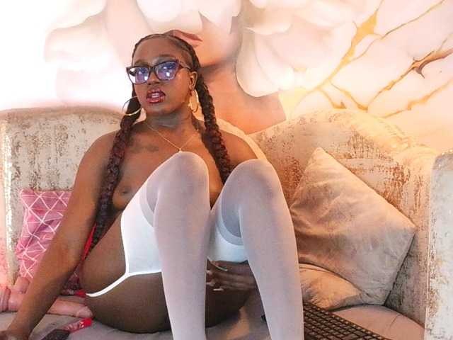 nylaroyale live cam on BongaCams