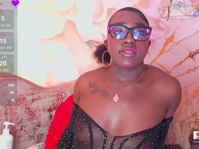 nylaroyale live cam on BongaCams