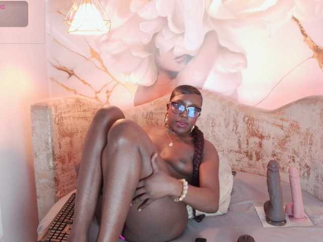 nylaroyale live cam on BongaCams