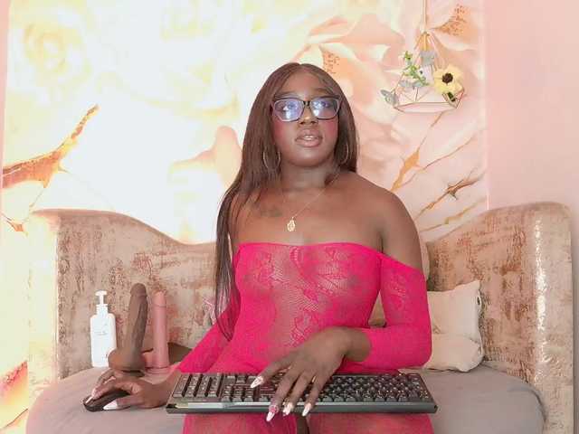 nylaroyale live cam on BongaCams