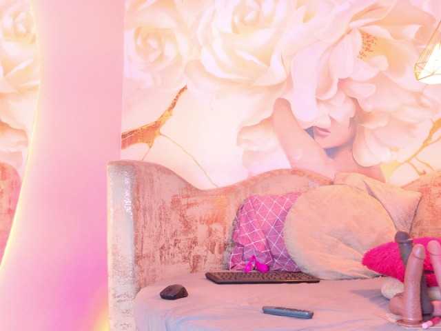 nylaroyale live cam on BongaCams