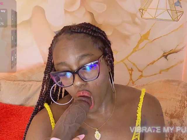 nylaroyale live cam on BongaCams