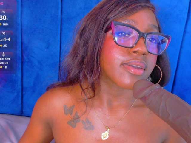 nylaroyale live cam on BongaCams