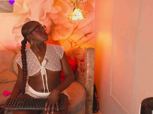 nylaroyale live cam on BongaCams