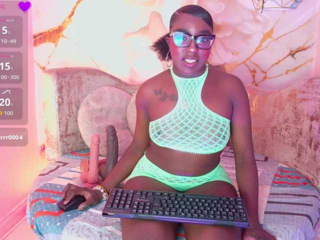 nylaroyale live cam on BongaCams