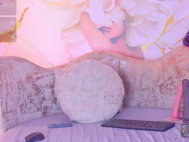 nylaroyale live cam on BongaCams