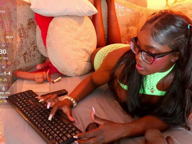nylaroyale live cam on BongaCams