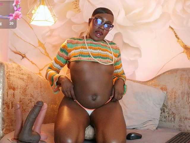 nylaroyale live cam on BongaCams