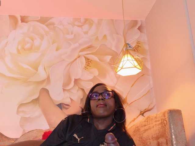 nylaroyale live cam on BongaCams