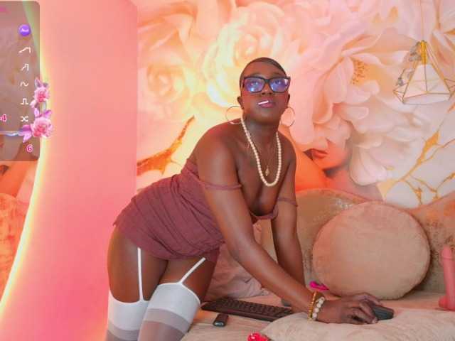 nylaroyale live cam on BongaCams