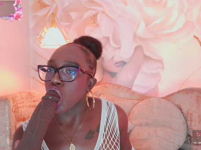 nylaroyale live cam on BongaCams