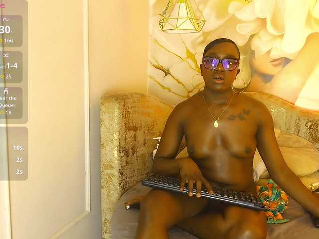 nylaroyale live cam on BongaCams