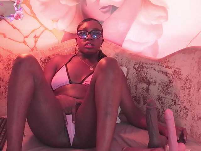 nylaroyale live cam on BongaCams