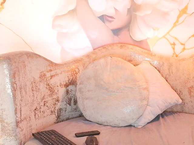 nylaroyale live cam on BongaCams