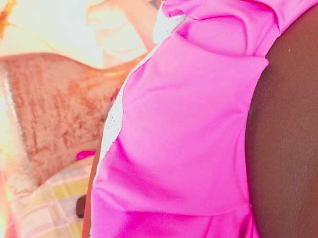nylaroyale live cam on BongaCams