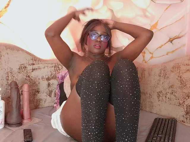 nylaroyale live cam on BongaCams