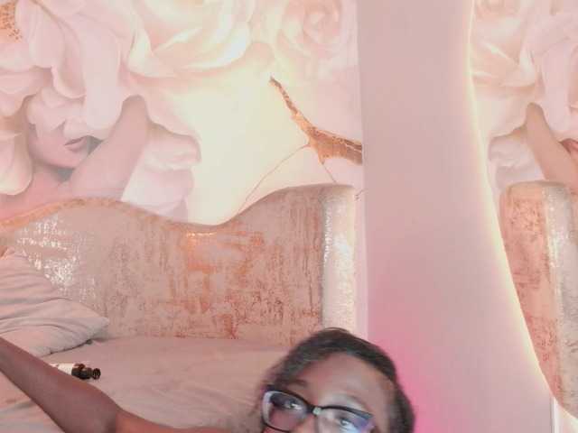 nylaroyale live cam on BongaCams