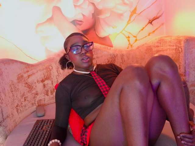 nylaroyale live cam on BongaCams