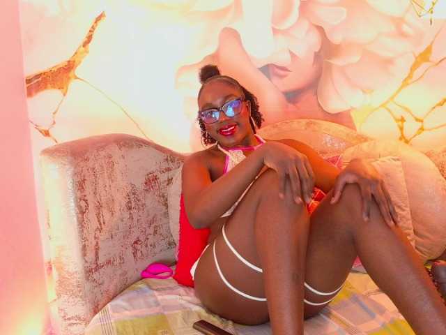 nylaroyale live cam on BongaCams